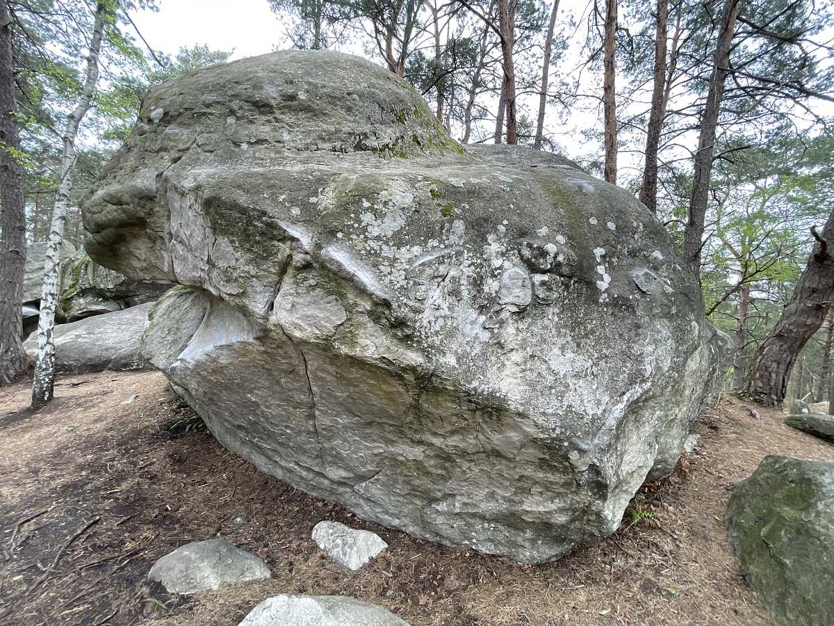 Photo du rocher avec les tracés