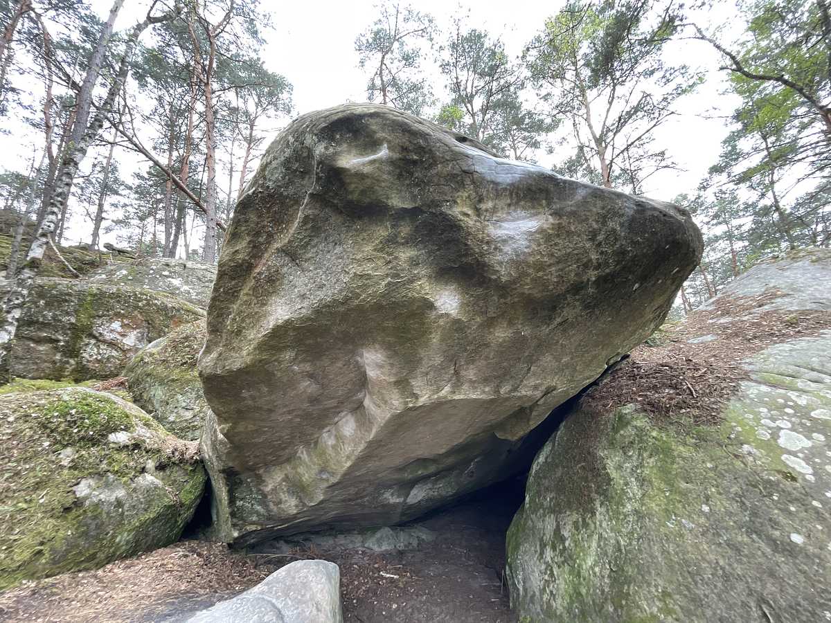 Photo du rocher avec les tracés