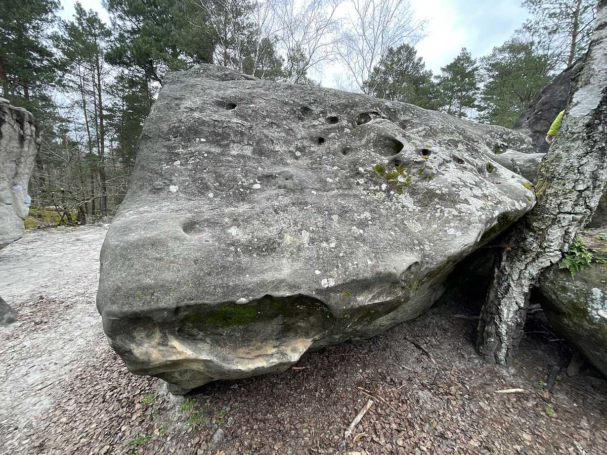 Photo du rocher avec les tracés