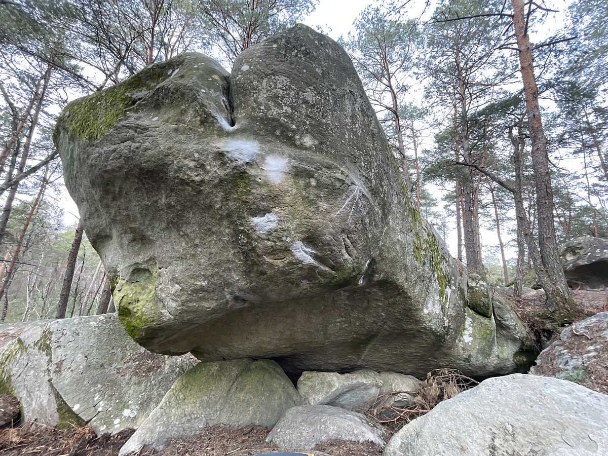 Photo du rocher avec les tracés