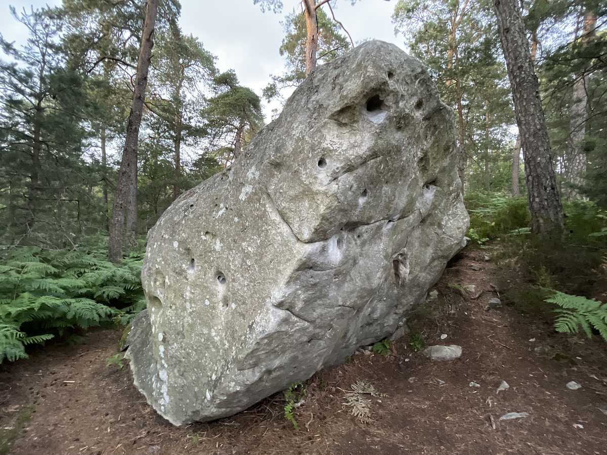 Photo du rocher avec les tracés