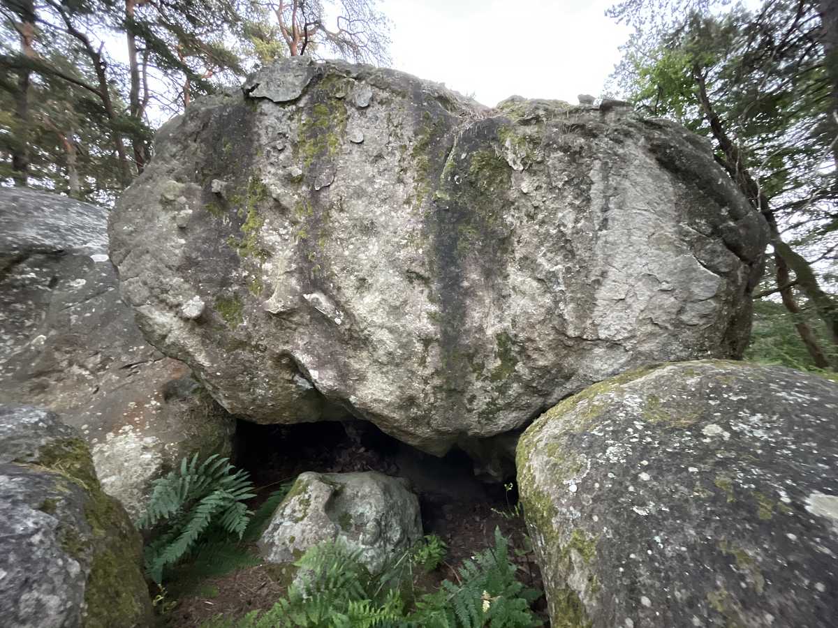 Photo du rocher avec les tracés