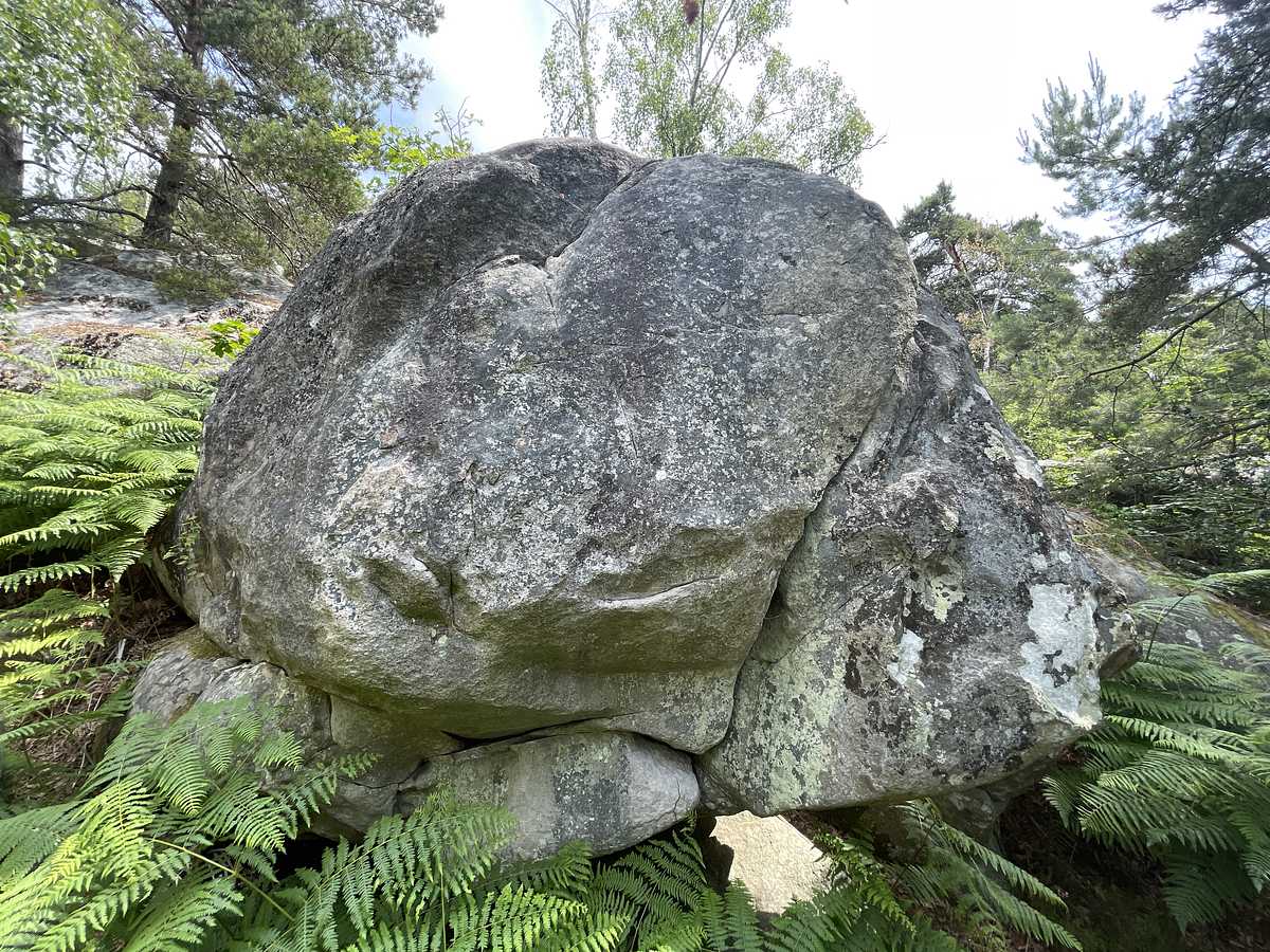 Photo du rocher avec les tracés
