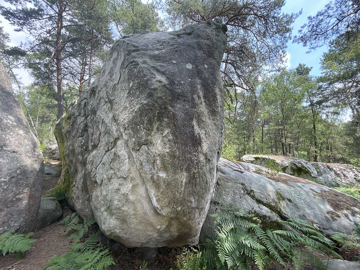 Photo du rocher avec les tracés