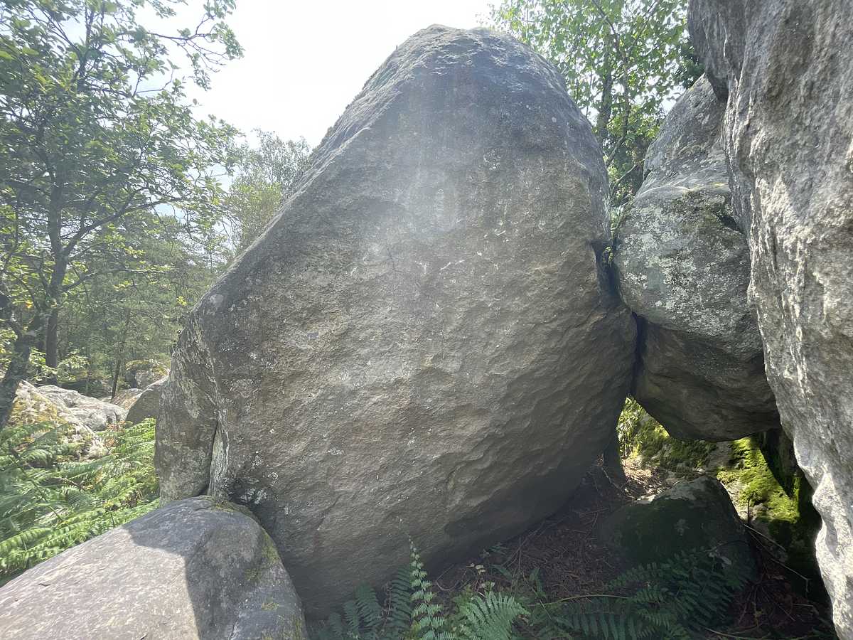 Photo du rocher avec les tracés
