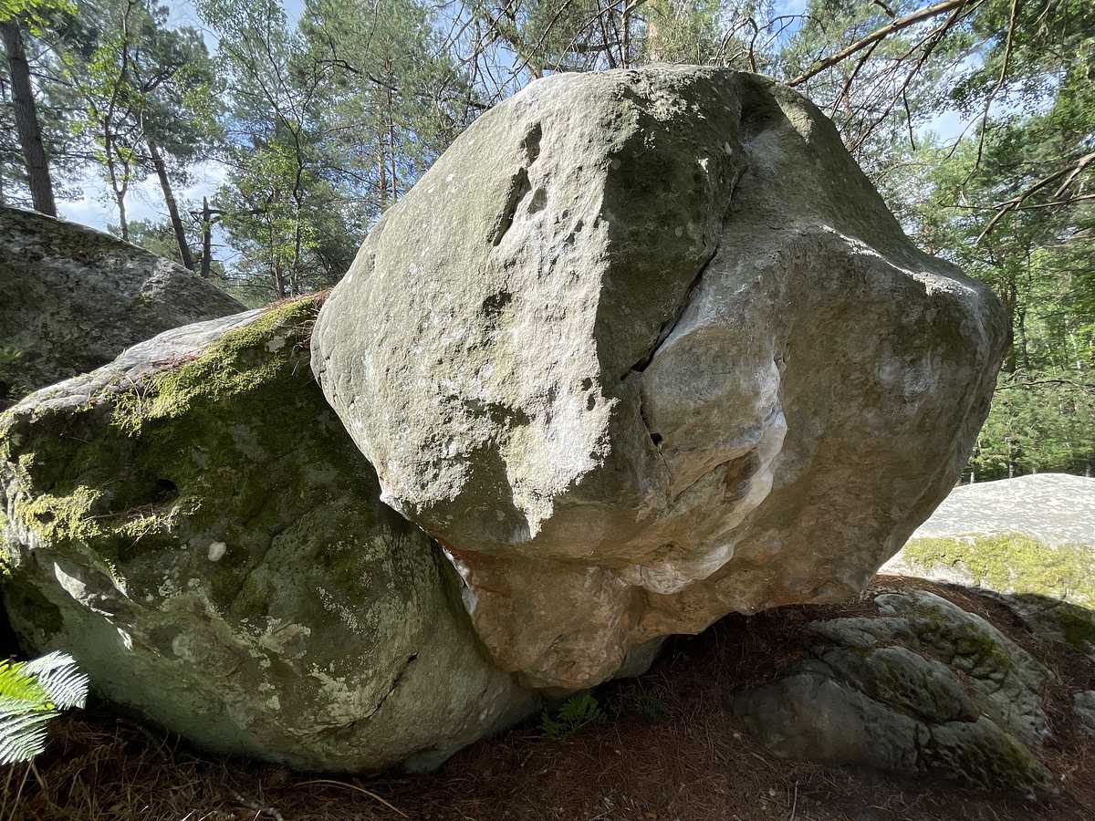 Photo du rocher avec les tracés