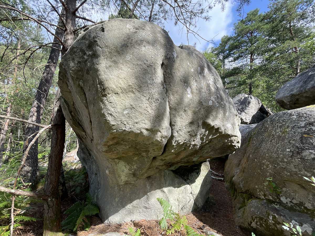 Photo du rocher avec les tracés