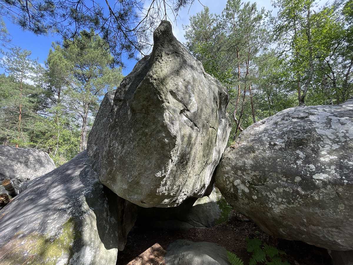Photo du rocher avec les tracés