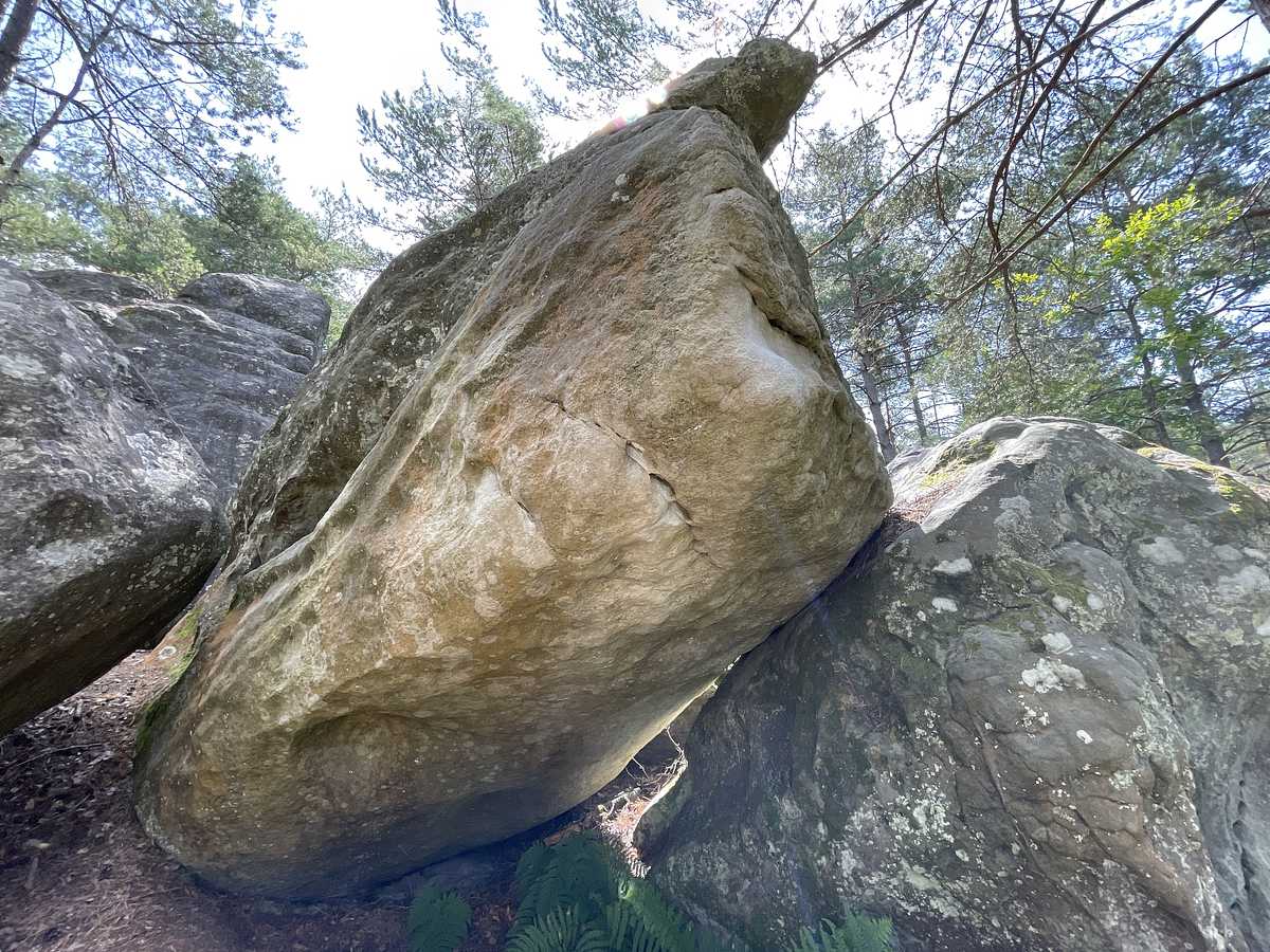 Photo du rocher avec les tracés