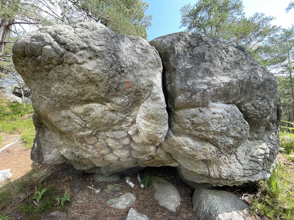 Photo du rocher avec les tracés
