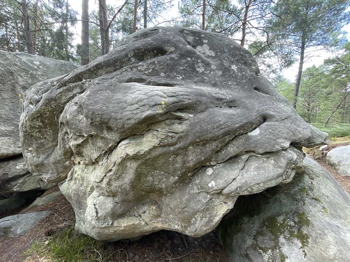Photo du rocher avec les tracés