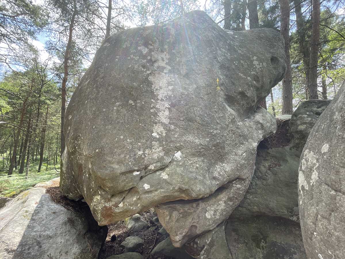 Photo du rocher avec les tracés