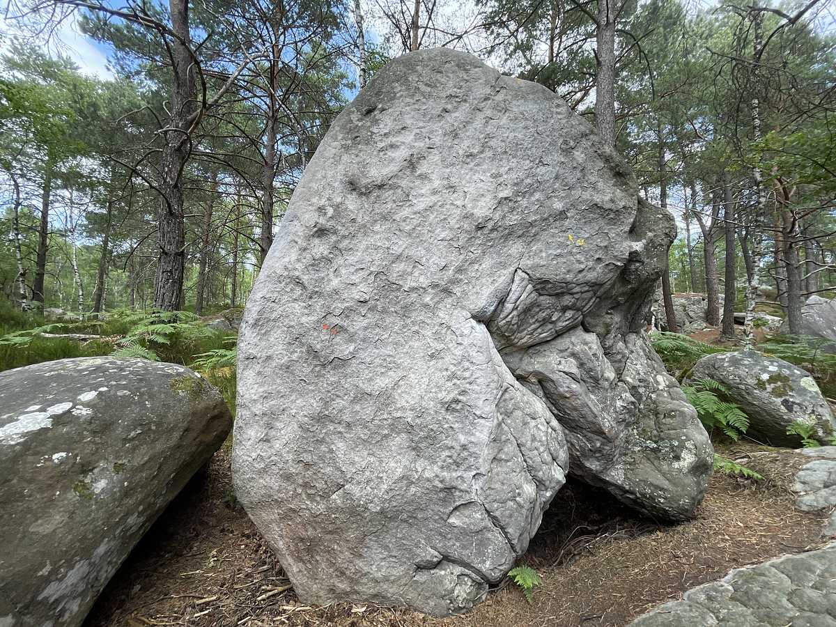 Photo du rocher avec les tracés