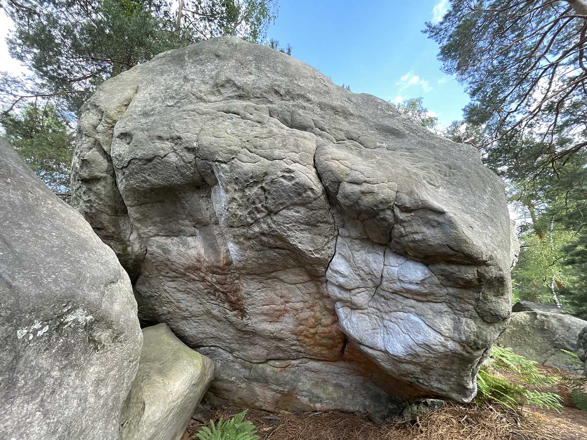 Photo du rocher avec les tracés