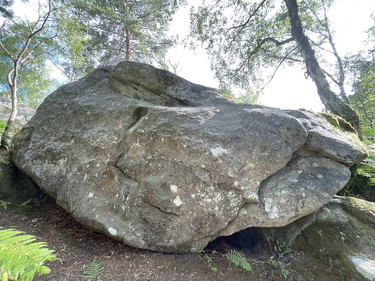 Photo du rocher avec les tracés
