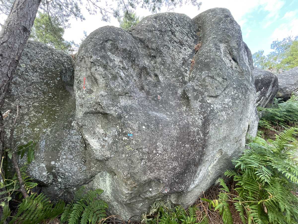 Photo du rocher avec les tracés