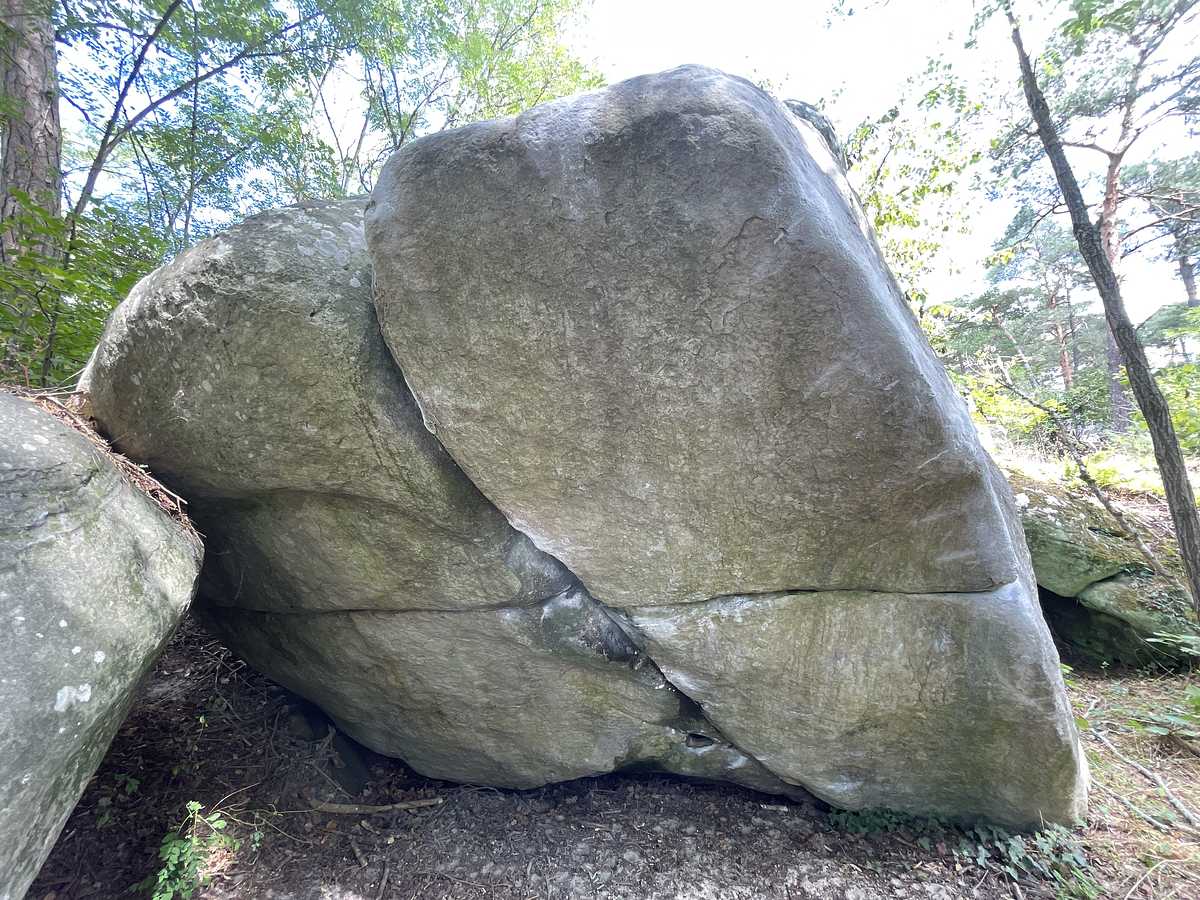 Photo du rocher avec les tracés
