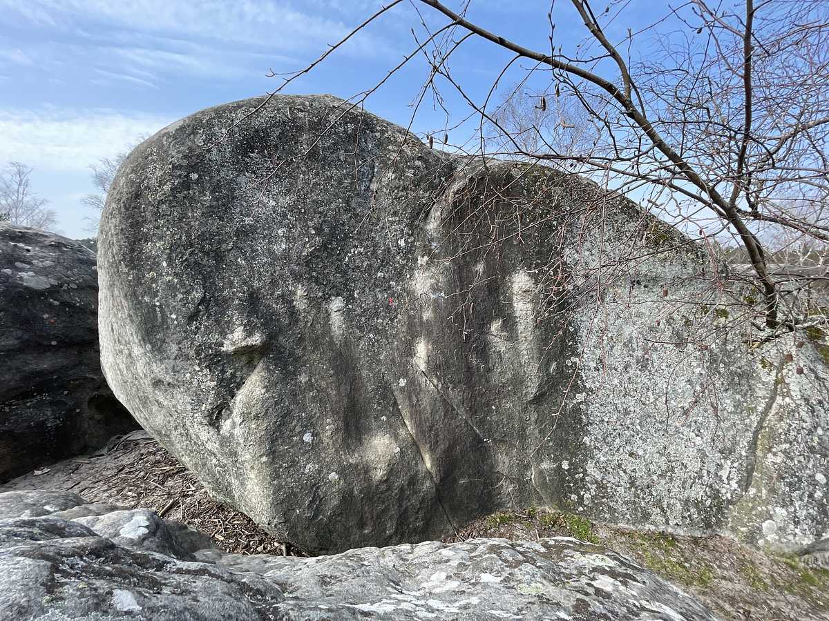 Photo du rocher avec les tracés