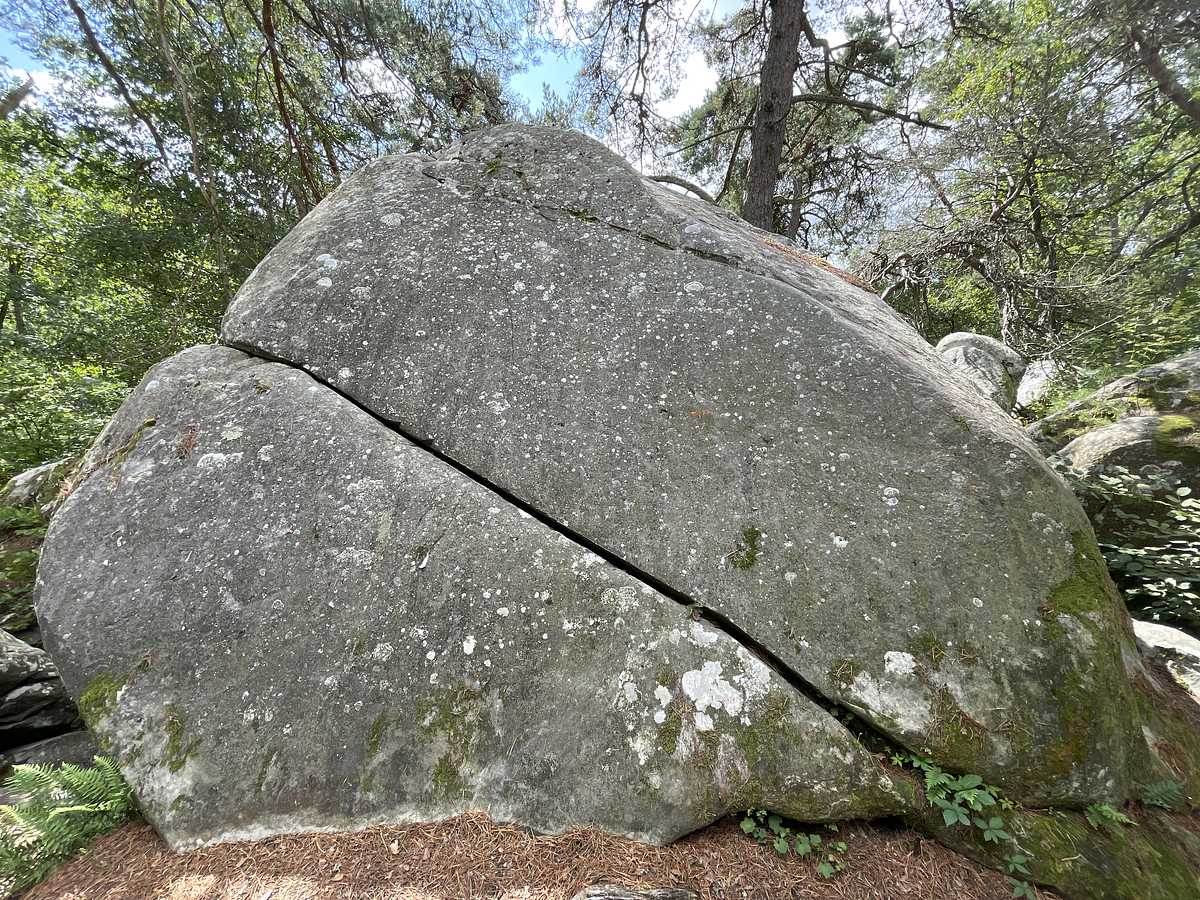 Photo du rocher avec les tracés