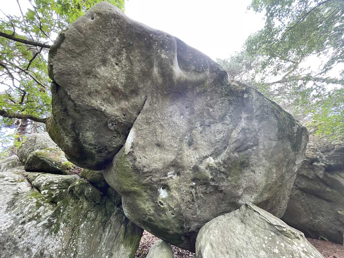Photo du rocher avec les tracés