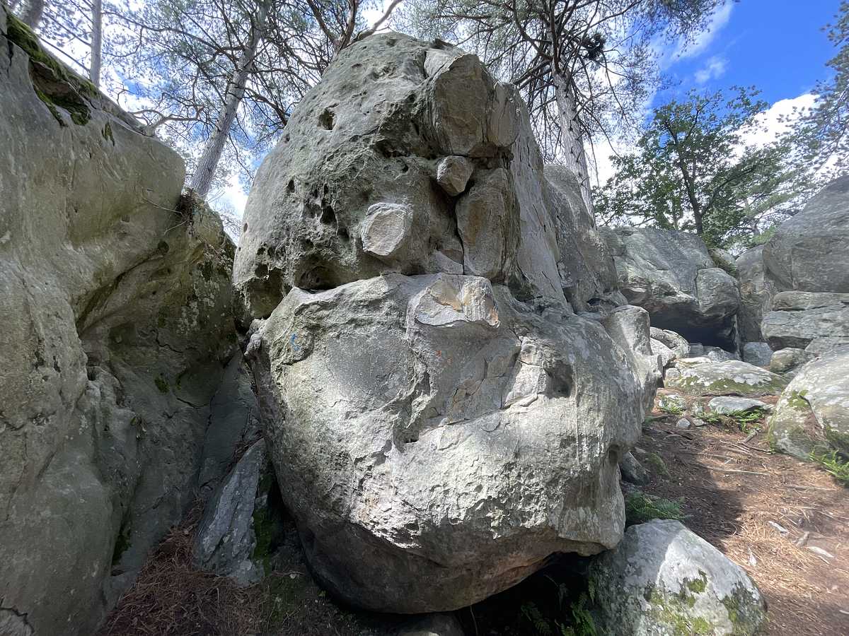 Photo du rocher avec les tracés