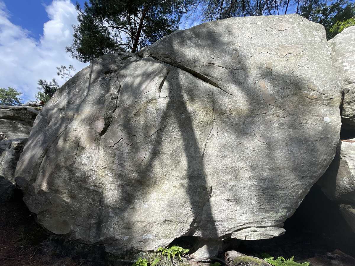 Photo du rocher avec les tracés