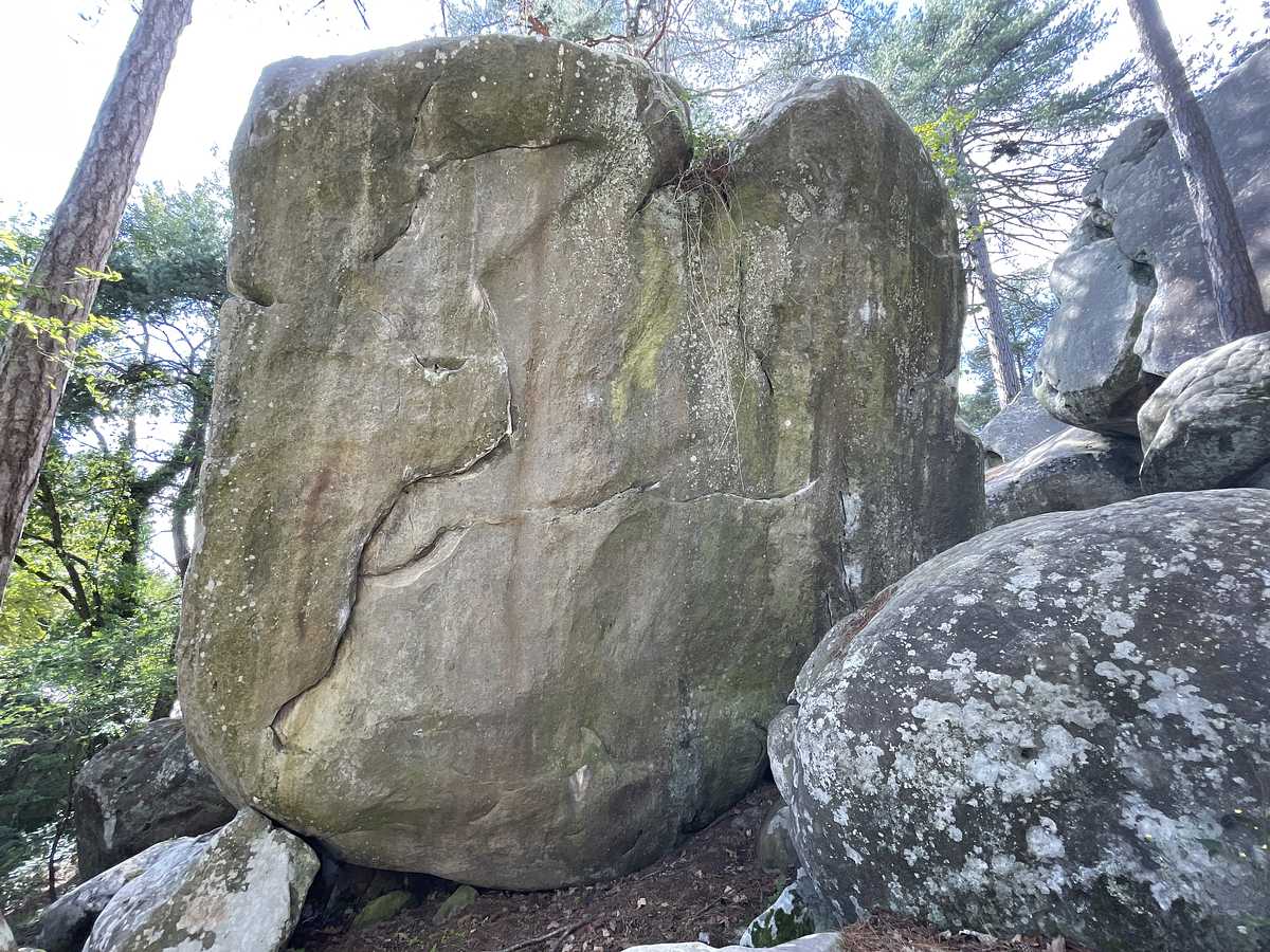 Photo du rocher avec les tracés