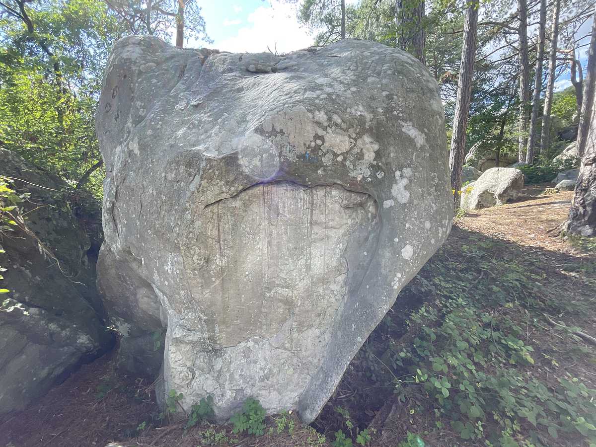 Photo du rocher avec les tracés