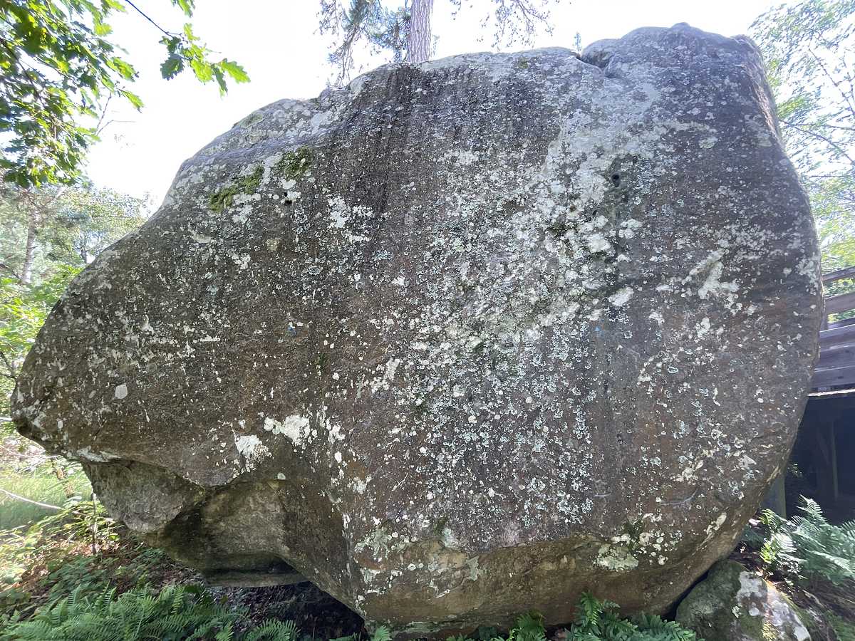 Photo du rocher avec les tracés