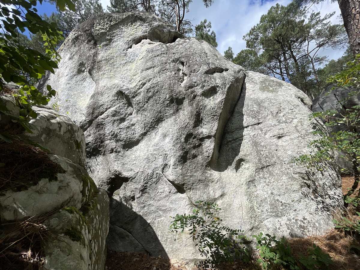 Photo du rocher avec les tracés