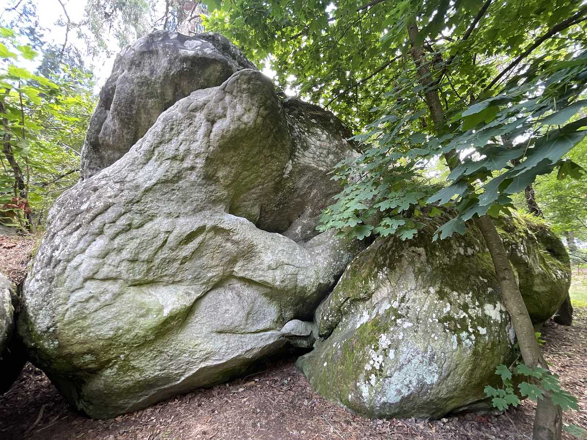 Photo du rocher avec les tracés