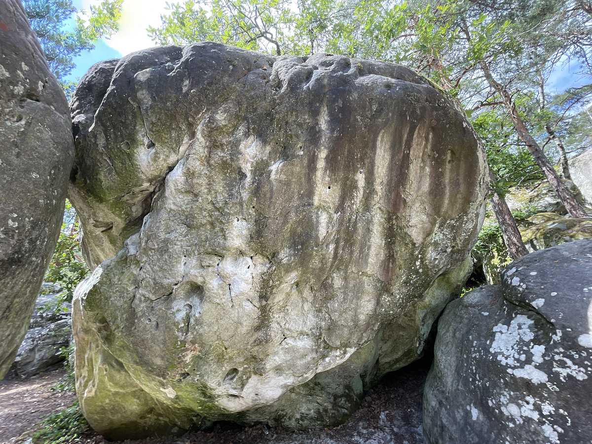 Photo du rocher avec les tracés