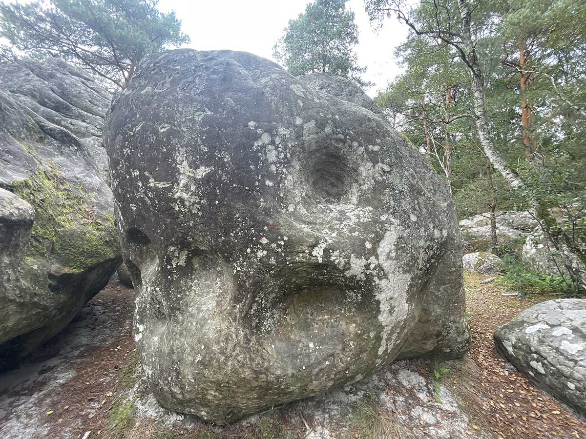 Photo du rocher avec les tracés