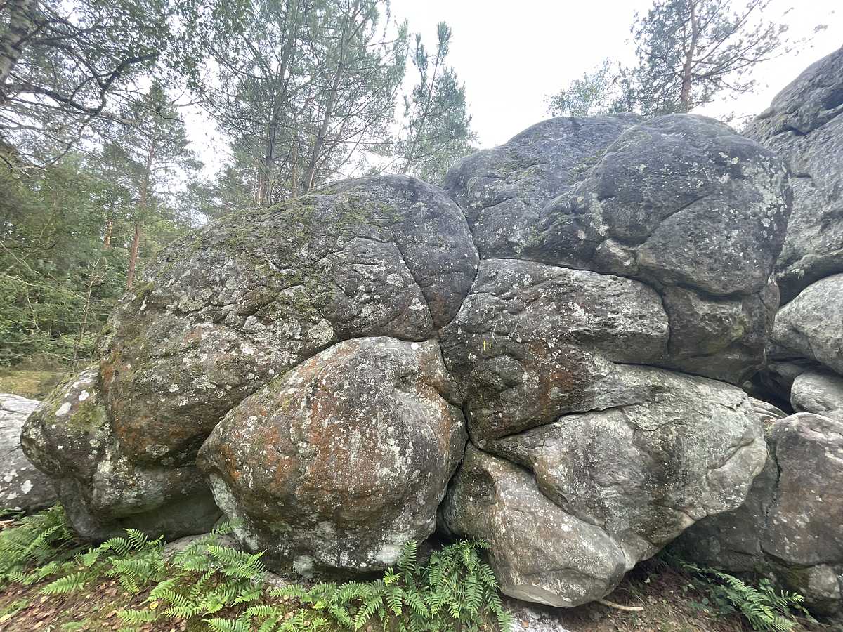Photo du rocher avec les tracés