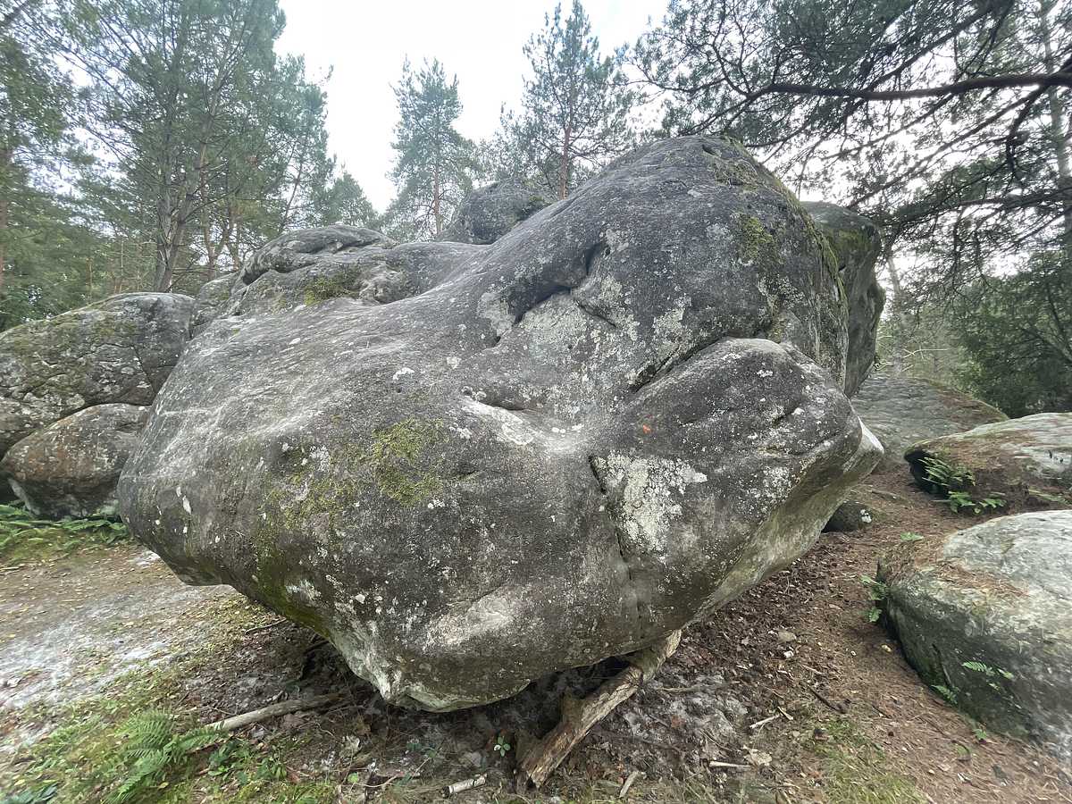 Photo du rocher avec les tracés