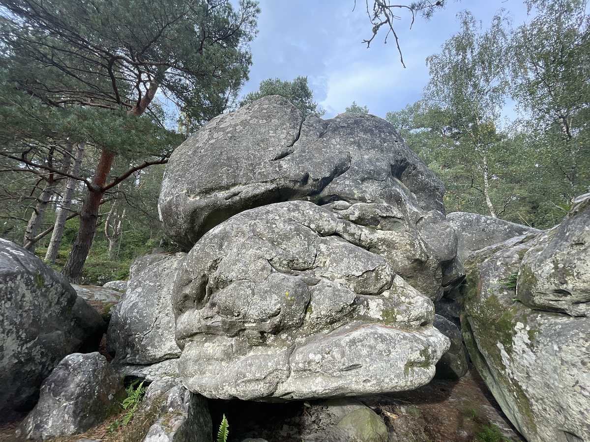 Photo du rocher avec les tracés