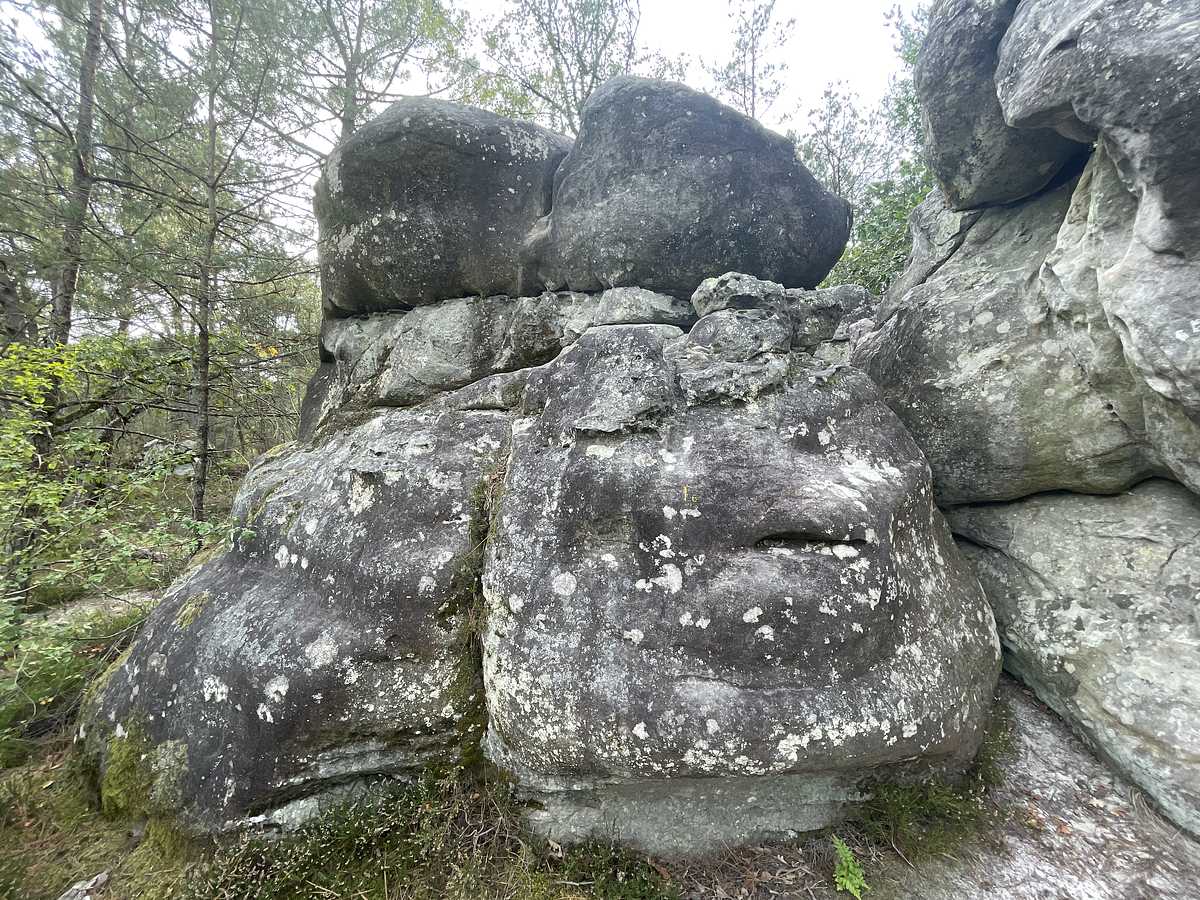 Photo du rocher avec les tracés