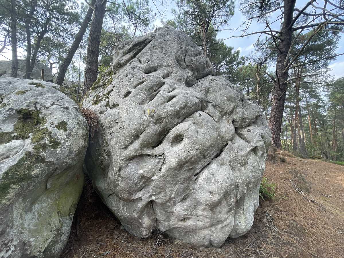 Photo du rocher avec les tracés
