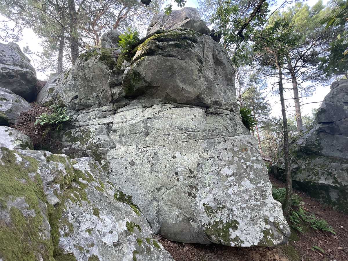 Photo du rocher avec les tracés