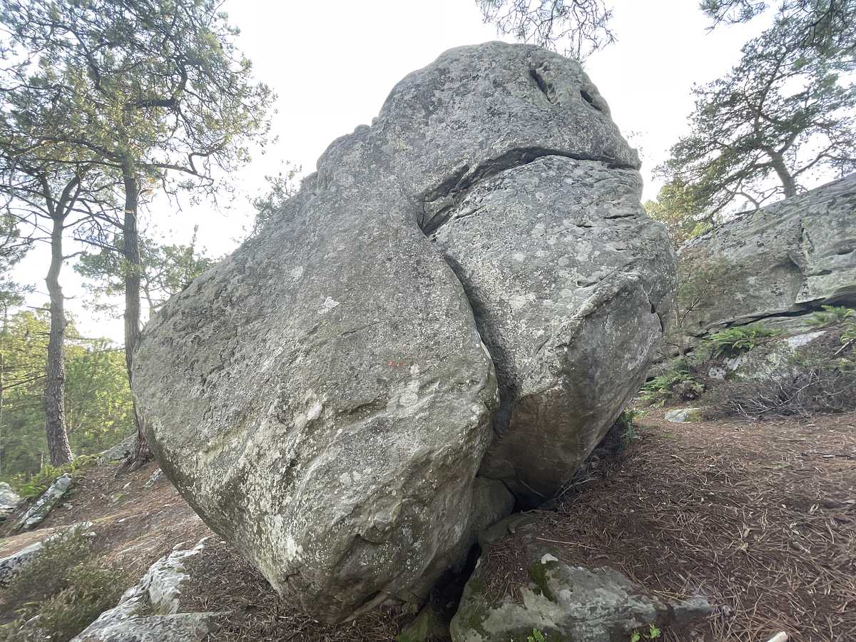 Photo du rocher avec les tracés