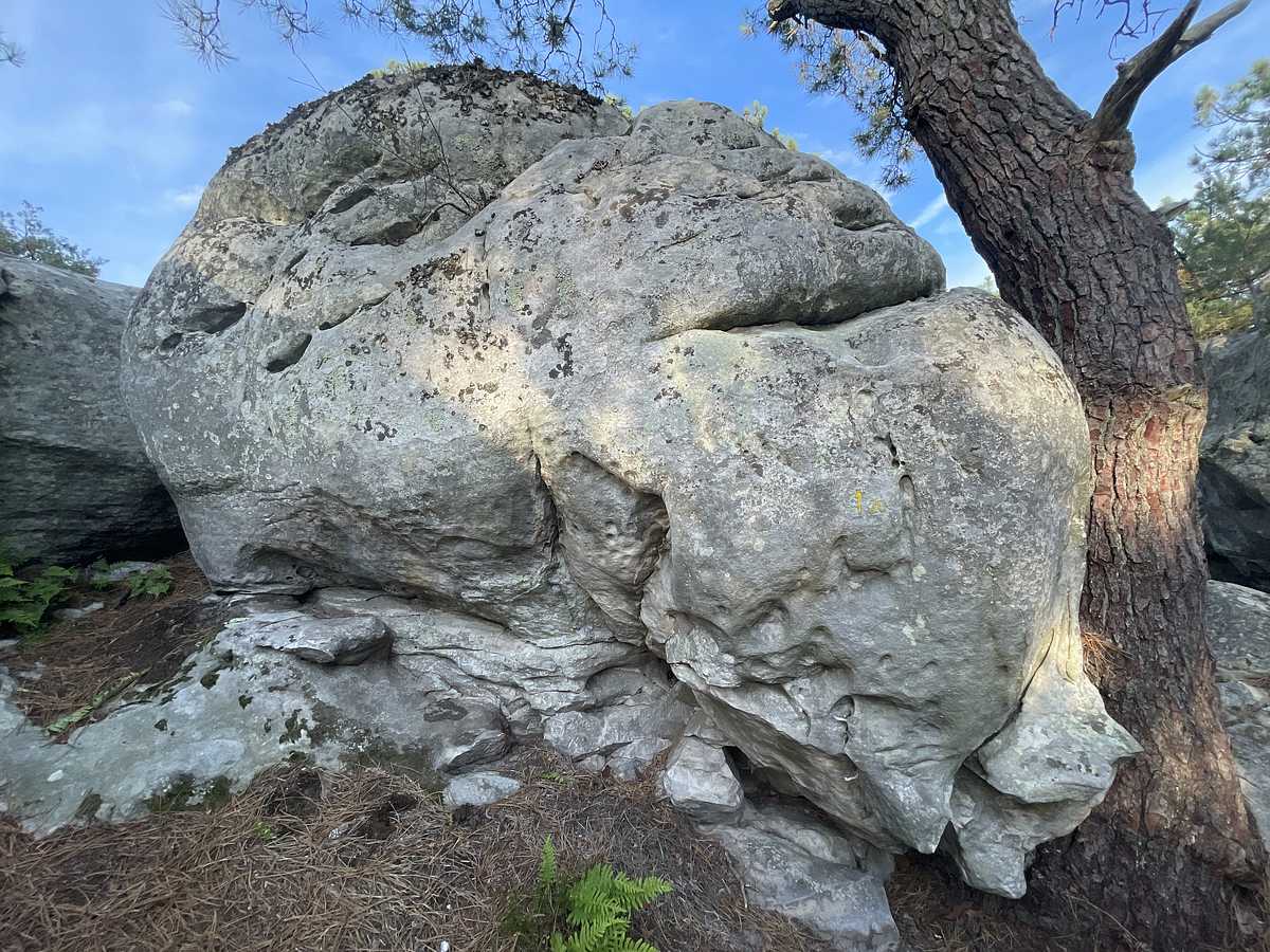 Photo du rocher avec les tracés