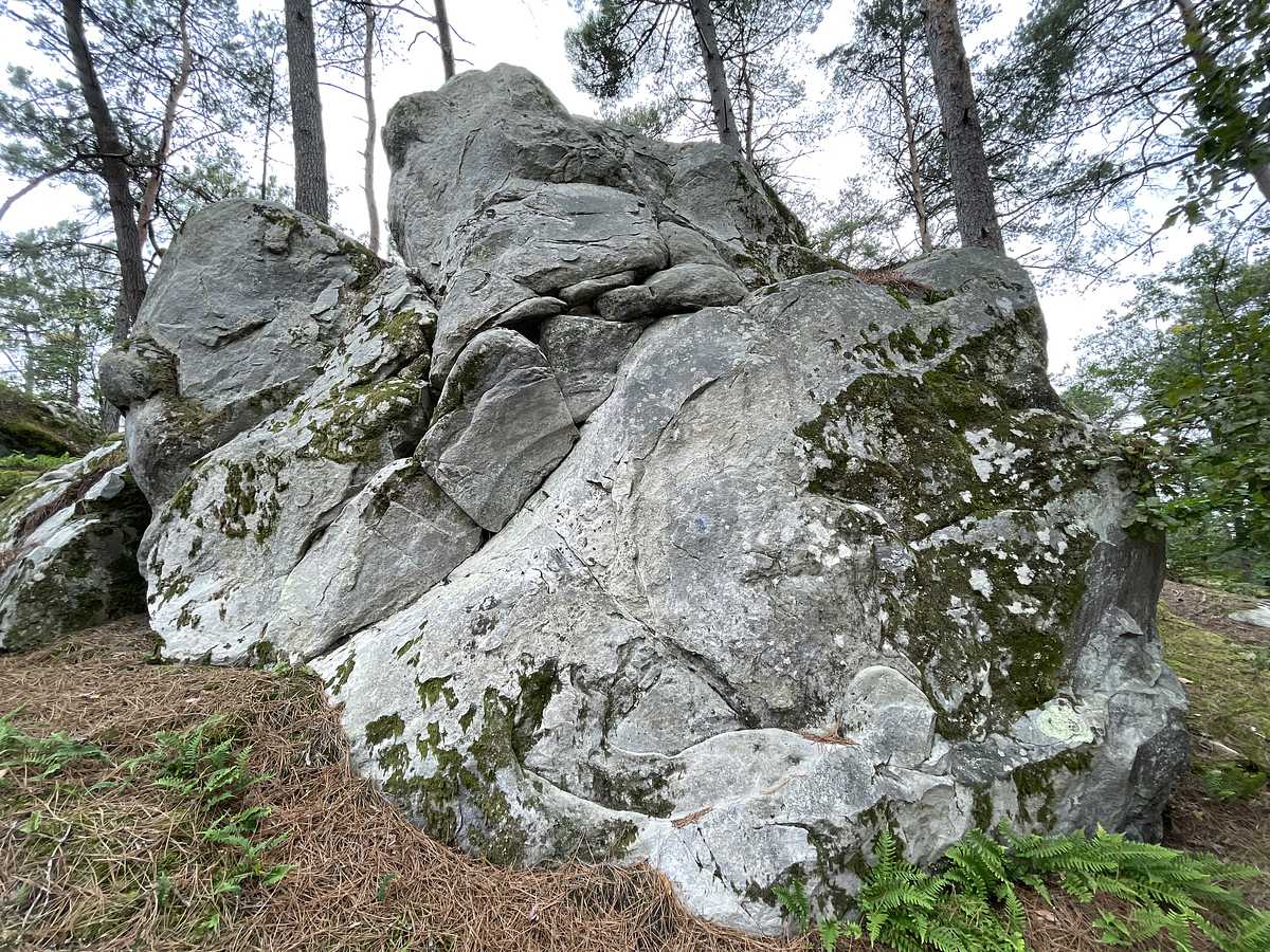 Photo du rocher avec les tracés