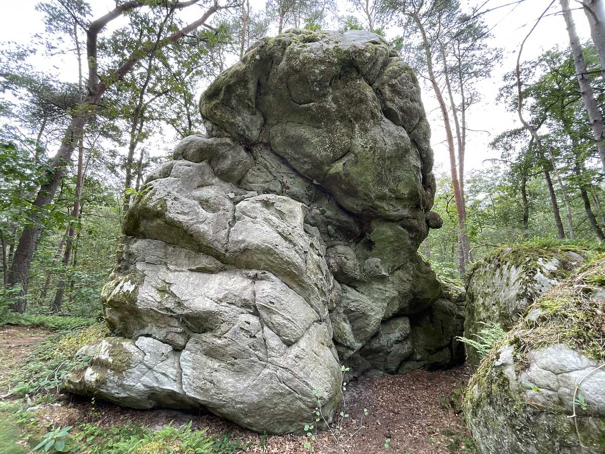 Photo du rocher avec les tracés