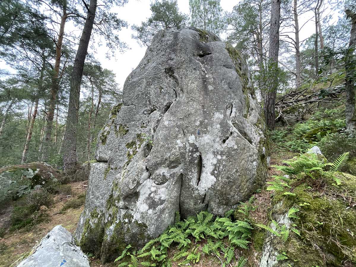 Photo du rocher avec les tracés