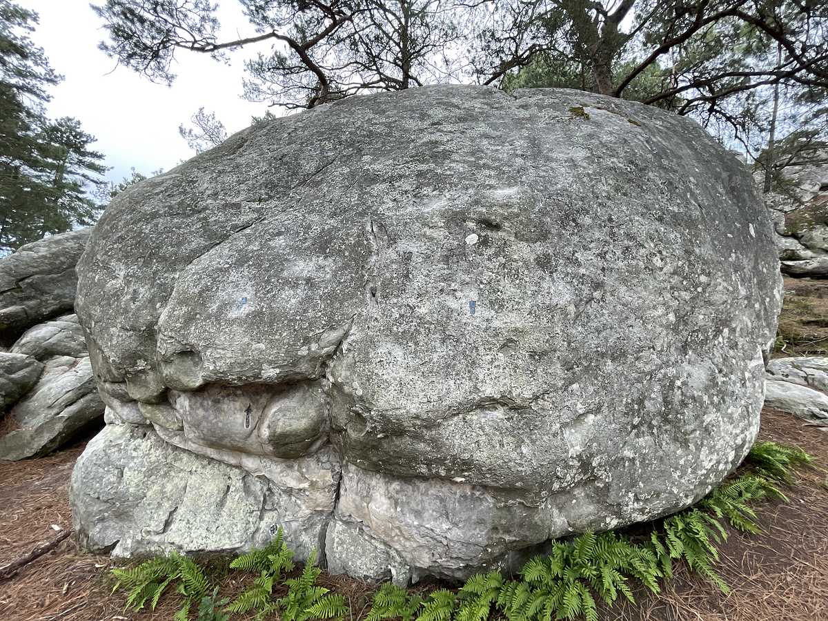 Photo du rocher avec les tracés