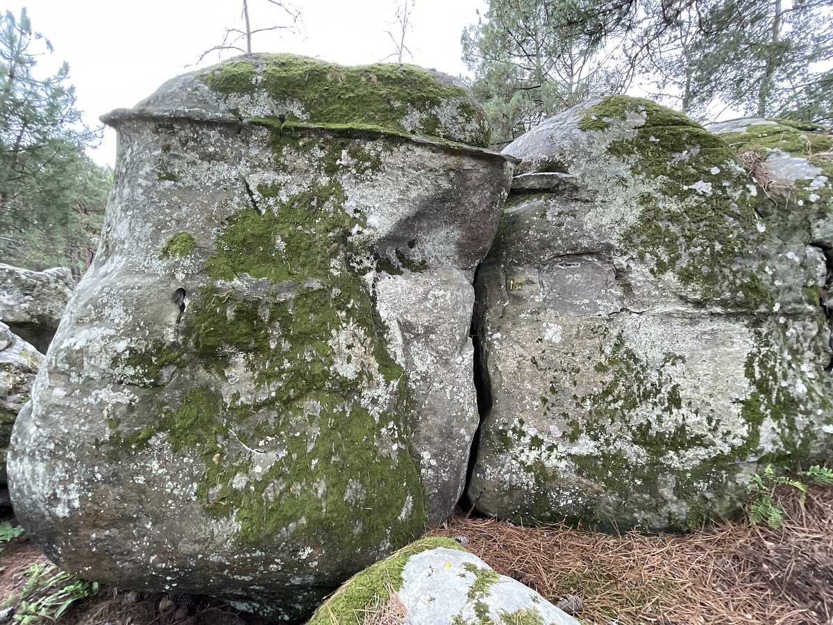 Photo du rocher avec les tracés