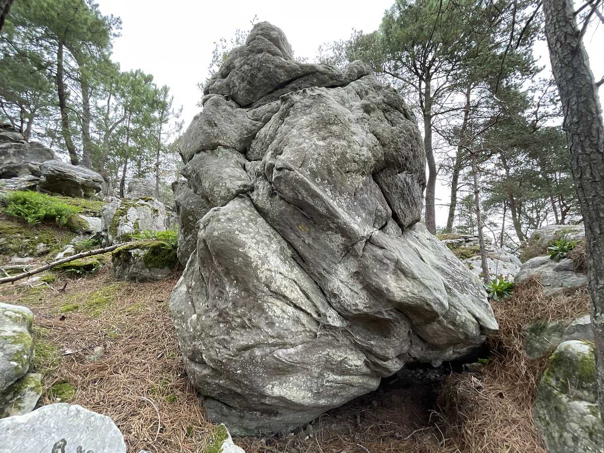 Photo du rocher avec les tracés
