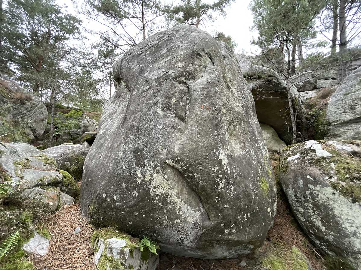 Photo du rocher avec les tracés