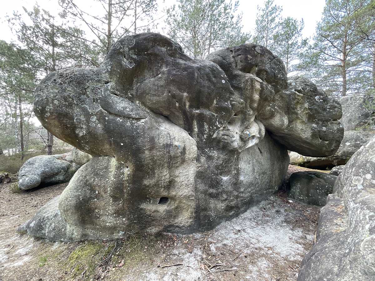 Photo du rocher avec les tracés