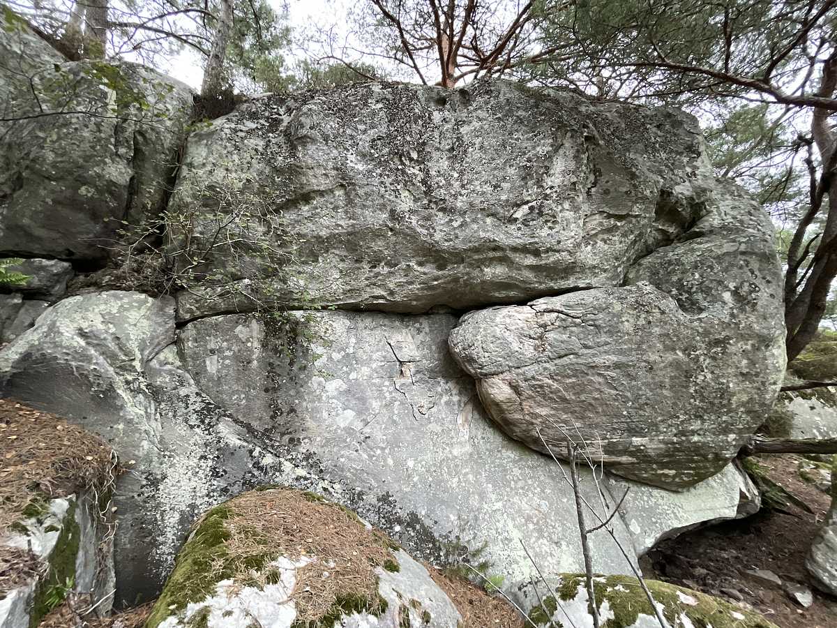 Photo du rocher avec les tracés